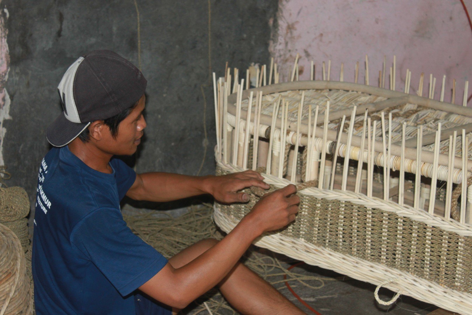 Handweaving a Seagrass coffin